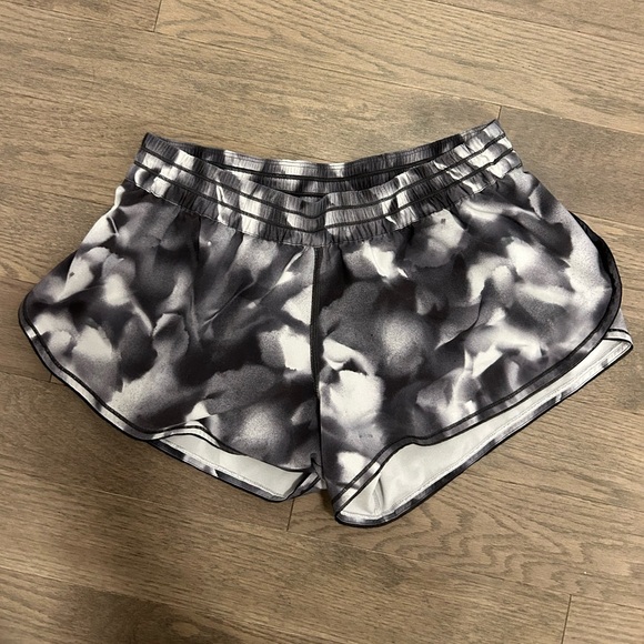 Lululemon Seek The Heat Shorts, size 6 - Picture 3 of 7